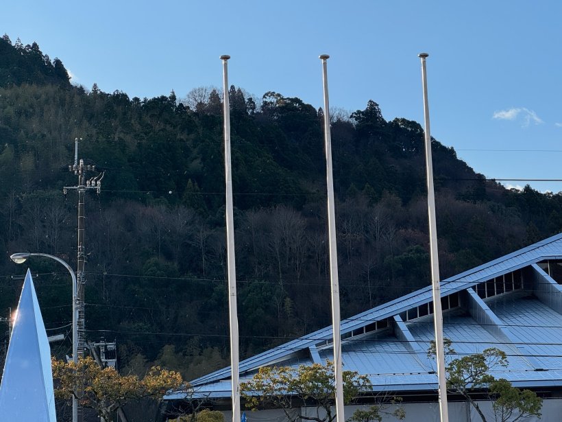 ポールと山と建物